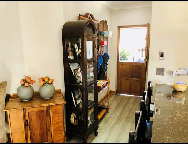 3 BEDROOM FREEHOLD FOR SALE IN ROBERTS ESTATE